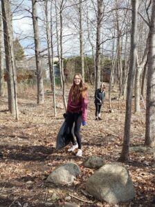 deux adolescentes dans la forêt